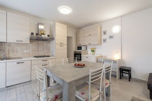 Fridge, microwave, oven, stovetop - The Amber - Tremezzo Lake Como (Tremezzo)