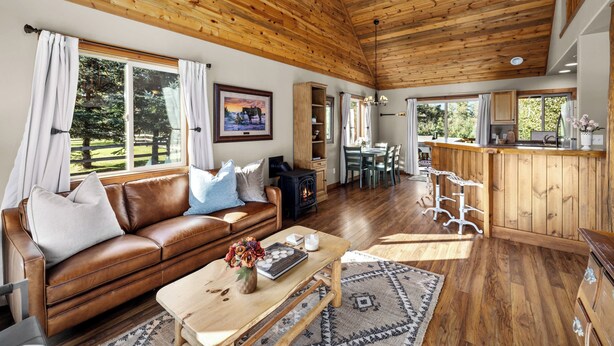 Cabin, nhiều giường, sân hiên (Glacier River #1) | Khu phòng khách