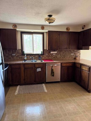 Private kitchen - Hayward Riverside Rental (Hayward)
