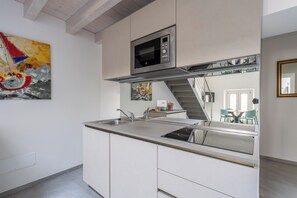 Refrigerador, microondas, placa de cocina, cafetera/tetera