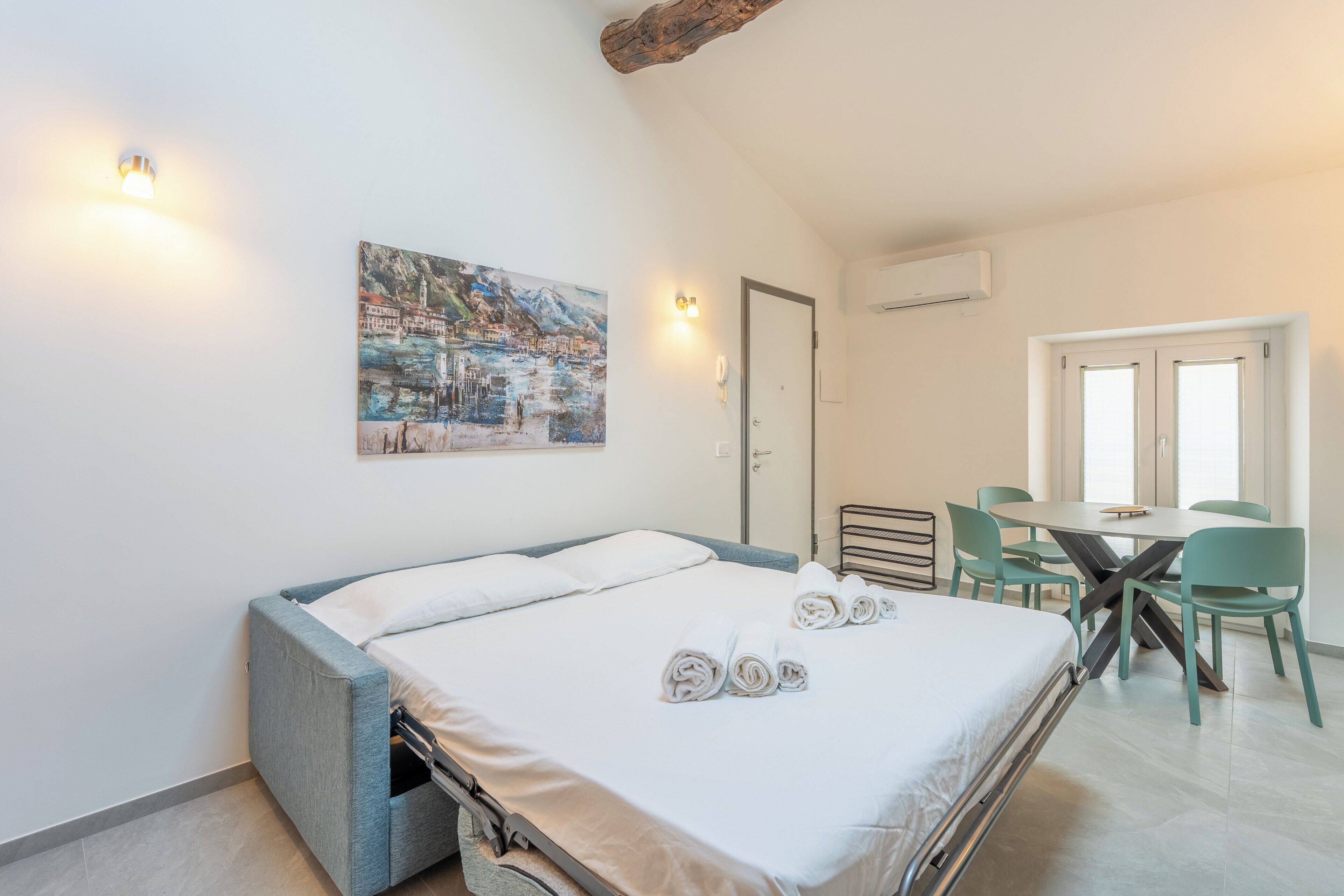 Tabla de planchar con plancha, wifi gratis y ropa de cama 