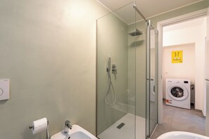 Bathroom - China House - Historic Apt in Central Menaggio (Menaggio)