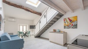 Ein modernes Interieur mit Treppe, Essbereich und Küche.