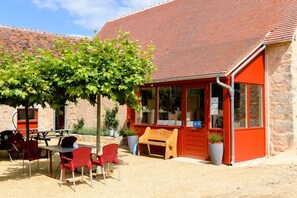 Outdoor dining - Parc de la Brenne - Camper bungalow accessible (Lignac)