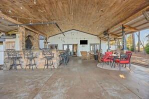 Outdoor dining - 4BR - 4BA - 15ft Outdoor Bar - Kayaks & SUPs Included (Gilbert)