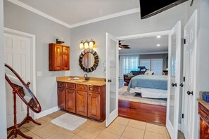 4 bedrooms, desk, iron/ironing board, WiFi - 4BR - 4BA - 15ft Outdoor Bar - Kayaks & SUPs Included (Gilbert)