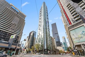 Exterior - Luxury Sky-High Stay: Bay & Lake Views | Southbank (Southbank)