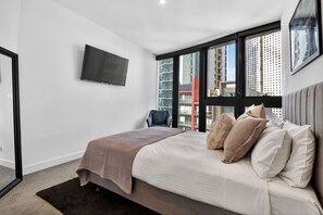 Iron/ironing board, WiFi, bed sheets - Luxury Sky-High Stay: Bay & Lake Views | Southbank (Southbank)