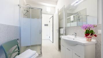 Doccia, bidet, asciugamani