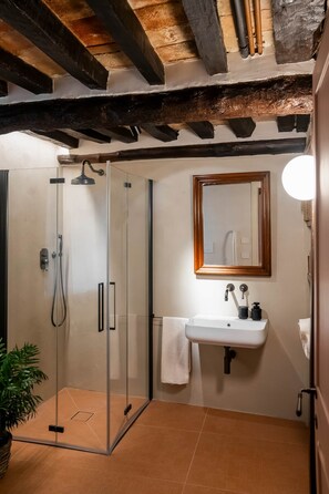 Douche, sĂšche-cheveux, bidet, serviettes fournies