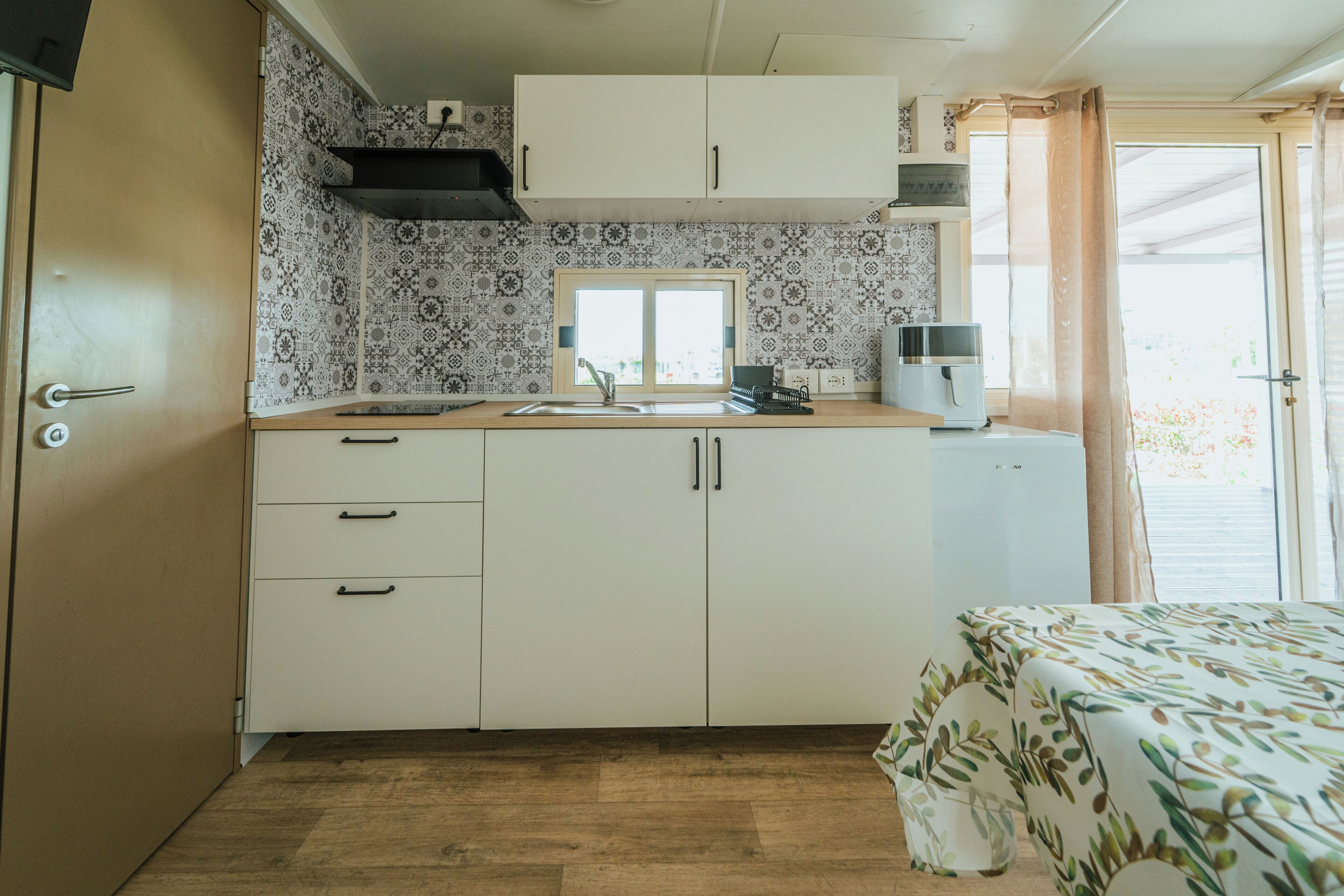 Kühlschrank, Herdplatte, Kochgeschirr/Geschirr/Besteck, Esstisch
