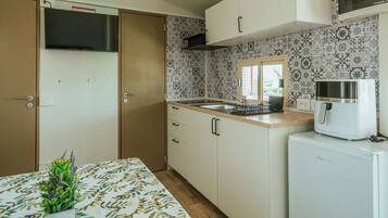 Fridge, stovetop, cookware/dishes/utensils, dining tables