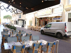 Outdoor dining - Carré d'Or 1 bedroom 2 mins Croisette 243 by Interhome (Cannes)
