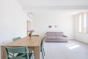 Dining - A comfortable and welcoming 75 sq m apartment, perfect for four people, located on the first floor of a recently renovated building without an elevator.The property is located in an extremely convenient area of ​​Colorno, just 400 meters from the Roy (Colorno)