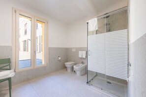 Shower, bidet, towels - A comfortable and welcoming 75 sq m apartment, perfect for four people, located on the first floor of a recently renovated building without an elevator.The property is located in an extremely convenient area of ​​Colorno, just 400 meters from the Roy (Colorno)