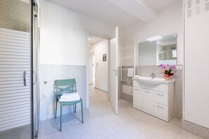 Shower, bidet, towels - A comfortable and welcoming 75 sq m apartment, perfect for four people, located on the first floor of a recently renovated building without an elevator.The property is located in an extremely convenient area of ​​Colorno, just 400 meters from the Roy (Colorno)