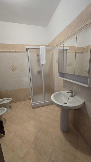 Douche, sĂšche-cheveux, bidet, serviettes fournies