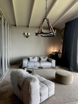 Room, 1 Bedroom | Living area
