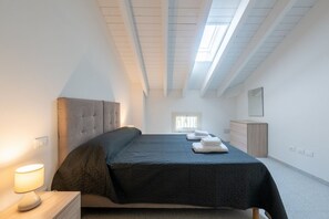 2 habitaciones y tabla de planchar con plancha 