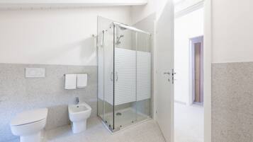 Doccia, bidet, asciugamani