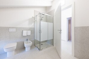 Shower, bidet, towels - A comfortable and charming 60 sq m apartment, perfect for four people, located on the second floor of a recently renovated building without an elevator.The property is located in an extremely strategic area of ​​Colorno, just 400 meters from the Roya (Colorno)