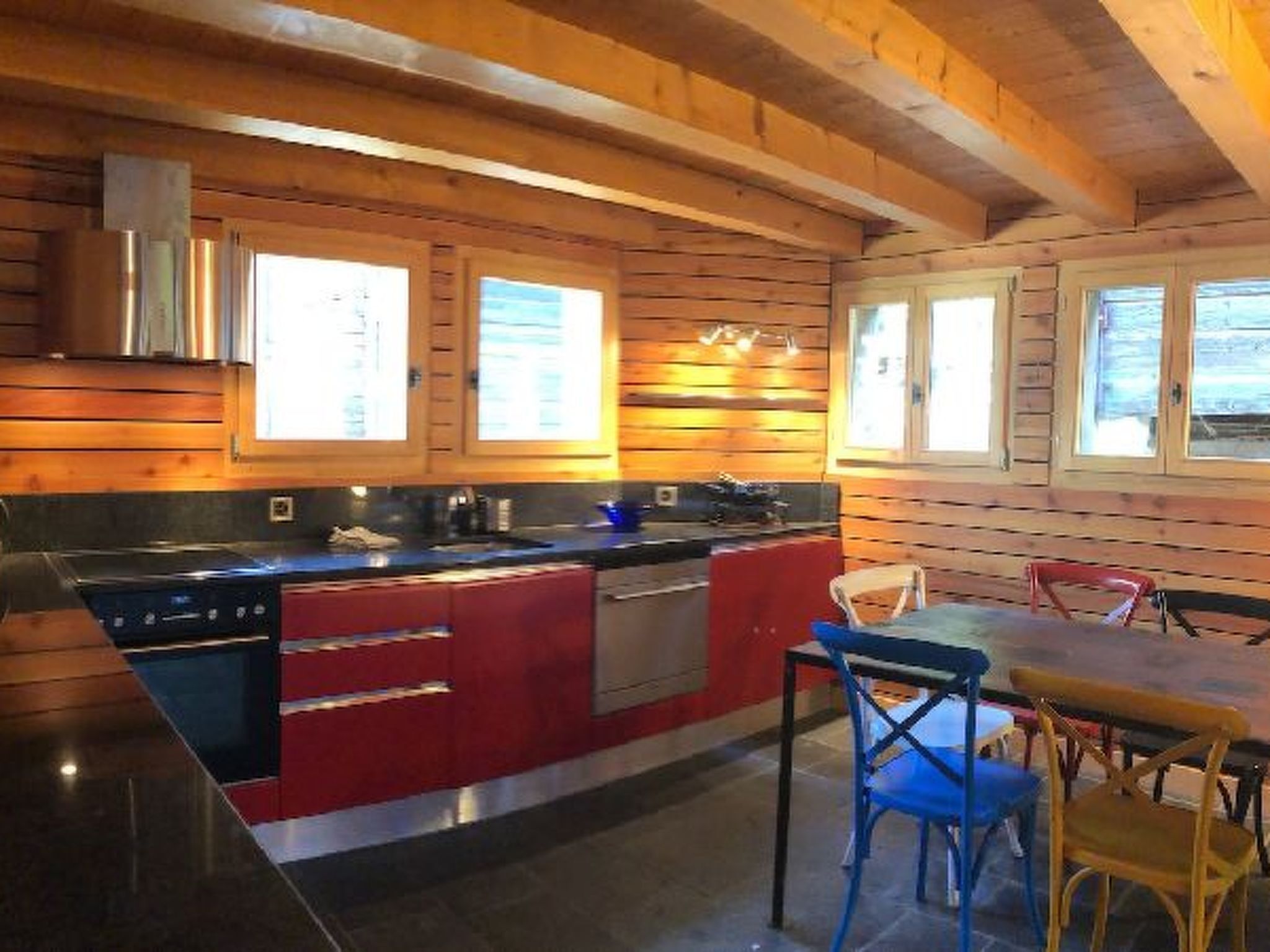 Jääkaappi, uuni, astianpesukone, keittoastiat/astiat/ruokailuvälineet