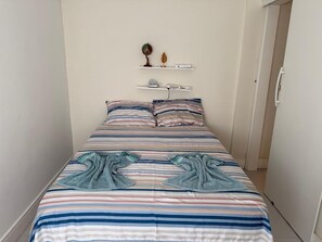 2 chambres, fer et planche à repasser, Wi-Fi, draps fournis