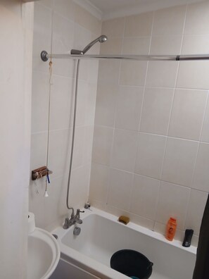 Shared Dormitory, 2 Bedrooms, Smoking | Bathroom - Room-room in a Family House (Grays)