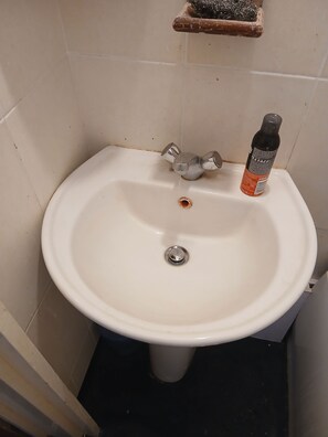 Shared Dormitory, 2 Bedrooms, Smoking | Bathroom - Room-room in a Family House (Grays)