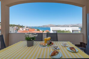 Outdoor dining - Apartment Ivy 1- 2 bedroom apartment with sea view (Okrug Gornji)