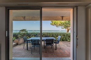 Dining - Apartment “Eugénie” with Arcachon Bay View, Private Terrace, Beach Access, and Wi-Fi (Arcachon)