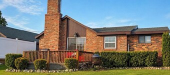 Cozy 2-bedroom cabin in tranquil Cheboygan with AC