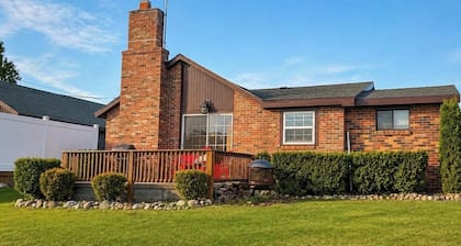 Cozy 2-bedroom cabin in tranquil Cheboygan with AC