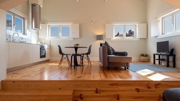 Ein modernes Loft mit Küche, Essbereich und Sitzgelegenheiten.