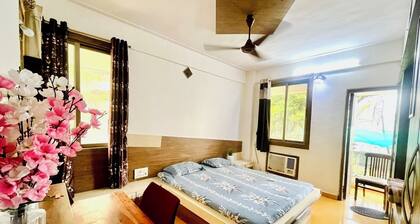 Peaceful 2BHK in Versova Mumbai with multiple balconies
