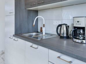 Kühlschrank, Mikrowelle, Ofen, Geschirrspüler