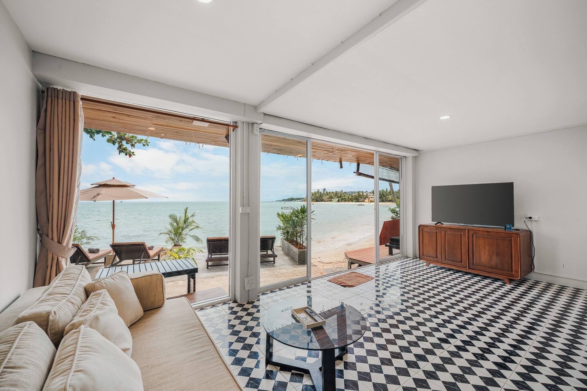 Room, 1 Bedroom | Living room
