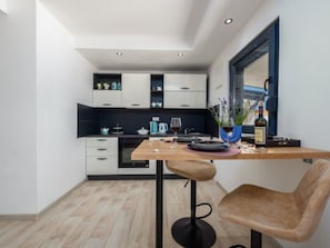 Kühlschrank, Mikrowelle, Ofen, Kochgeschirr/Geschirr/Besteck