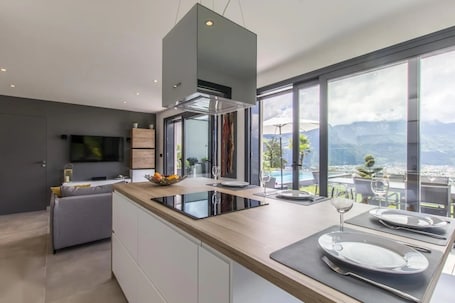 お食事. Holiday Home "Les Terrasses Du Bois Charrière" with Mountain View, Private Terrace and Wi-Fi