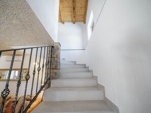 Eine Treppe mit einer Steinmauer an der einen Seite und einer Holzzielung an der anderen.