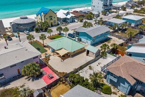 Zona residencial costera con casas, una playa y cielo despejado.