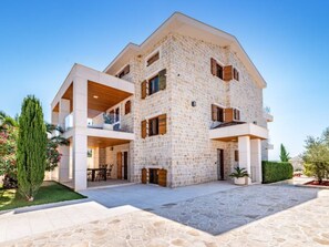 Exterior - Villa Nena with heated pool, jacuzzi and sauna by Interhome (Polaca)