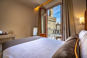 Quarto casal básico, sacada, vista para a cidade | Cofres nos quartos, Wi-Fi de cortesia