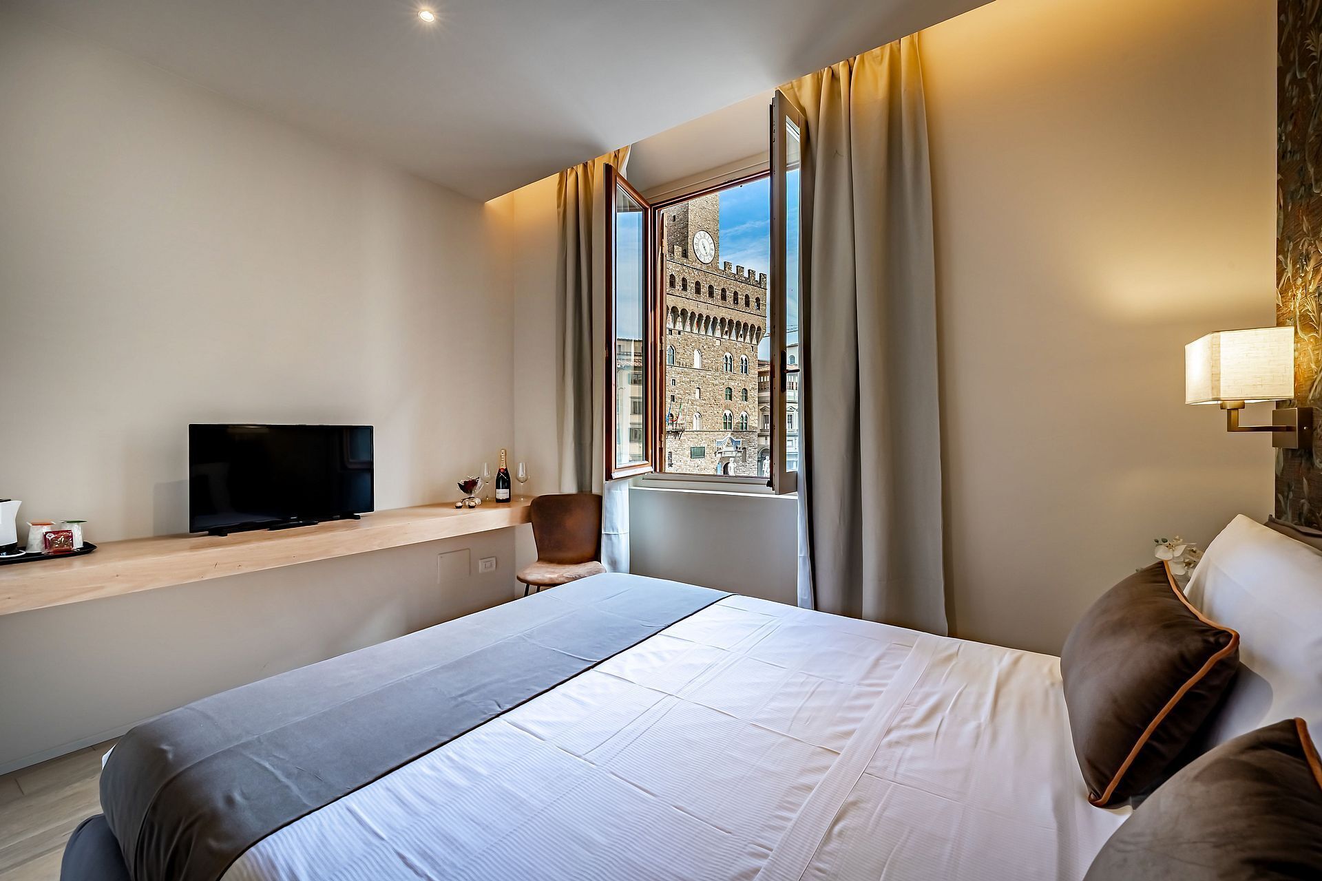 Quarto casal superior, vista para a cidade | Cofres nos quartos, Wi-Fi de cortesia