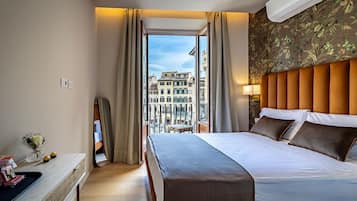 Chambre de base double, balcon, vue sur la ville | Coffre-fort, accès au Wi-Fi (inclus)