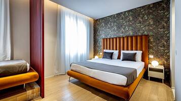 Una moderna camera d'albergo con un letto grande, una panca di legno e carta da parati decorata.