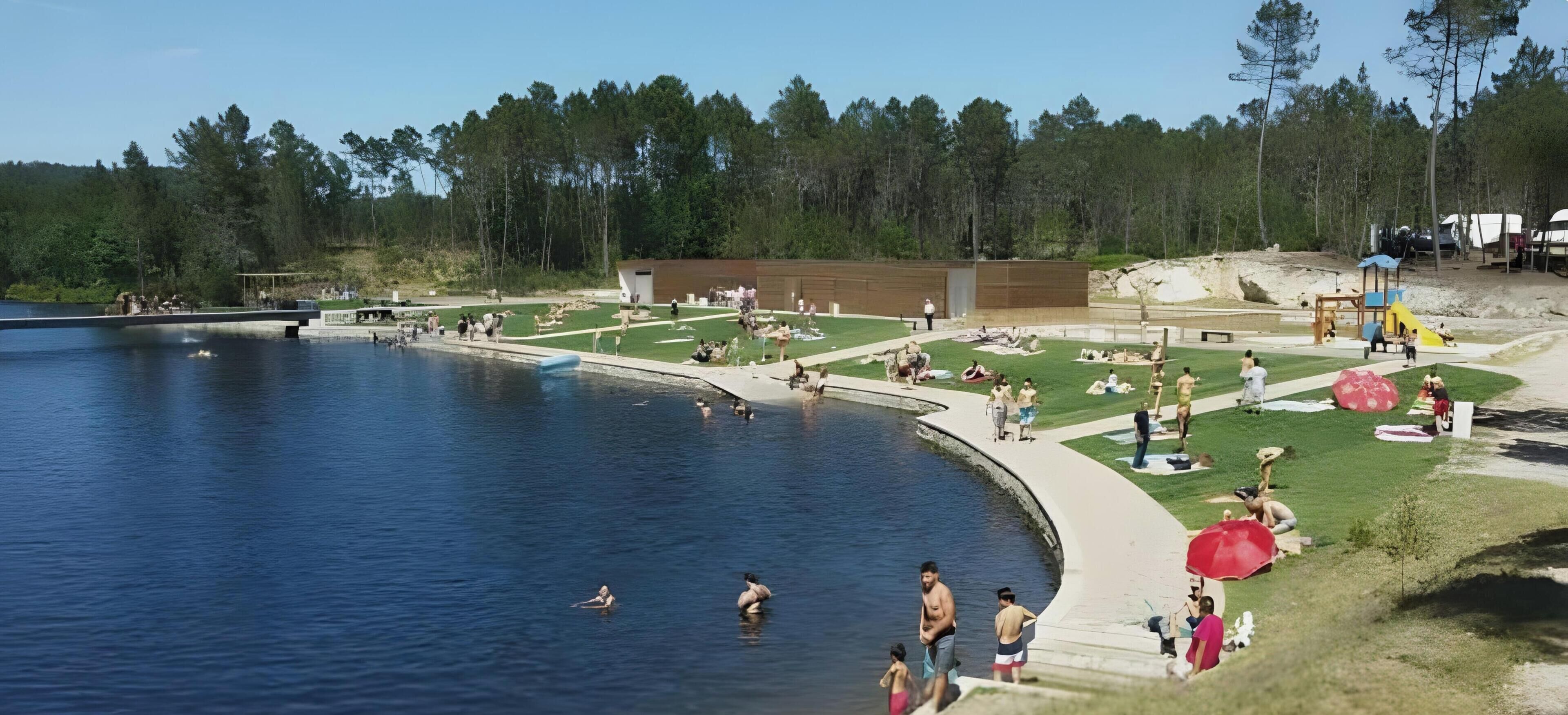 Piscina rodeada de césped, con un parque infantil y una estructura de madera.