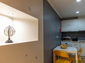Kühlschrank, Mikrowelle, Geschirrspüler, Kochgeschirr/Geschirr/Besteck