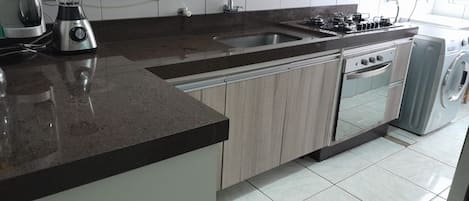 Appartement, balcon, vue ville | Cuisine privée | Réfrigérateur, plaque de cuisson