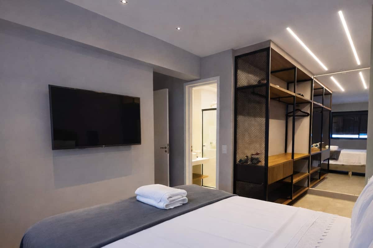 Appartement Premier | Rideaux dâobscurcissement, fer et planche Ă repasser